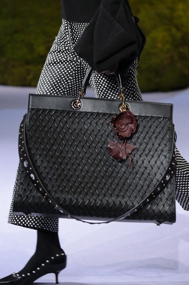 عرض أزياء كريستيان سيريانو لموسم خريف 2017