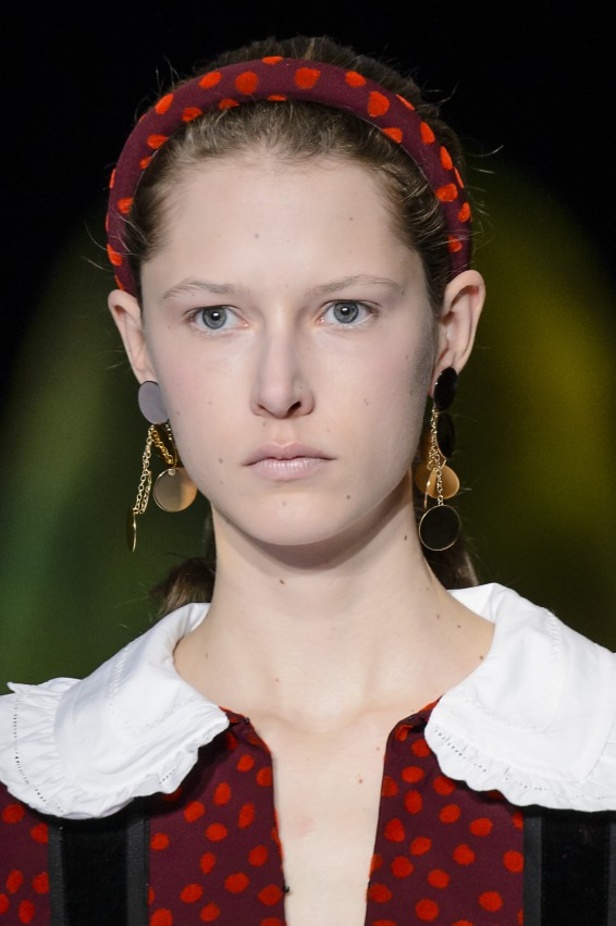 عرض أزياء كريستيان سيريانو لموسم خريف 2017