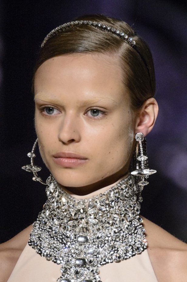 عرض أزياء ميو ميو لموسم خريف وشتاء 2017