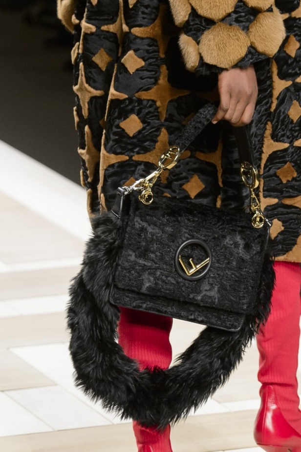 ازياء مزينة بالفرو الفاخر والزهور تسيطر على مجموعة fendi لخريف وشتاء 2018