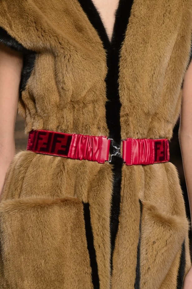 ازياء مزينة بالفرو الفاخر والزهور تسيطر على مجموعة fendi لخريف وشتاء 2018