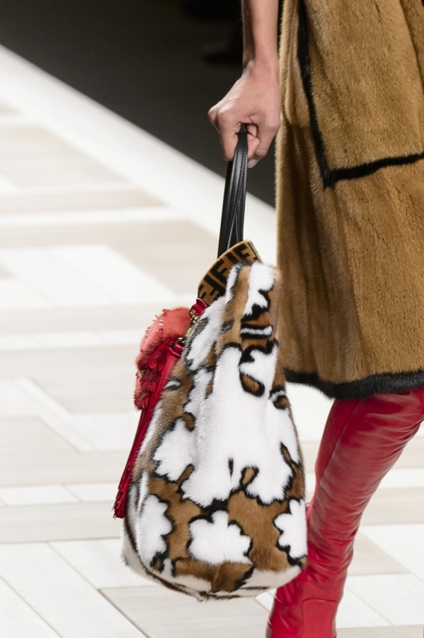 ازياء مزينة بالفرو الفاخر والزهور تسيطر على مجموعة fendi لخريف وشتاء 2018