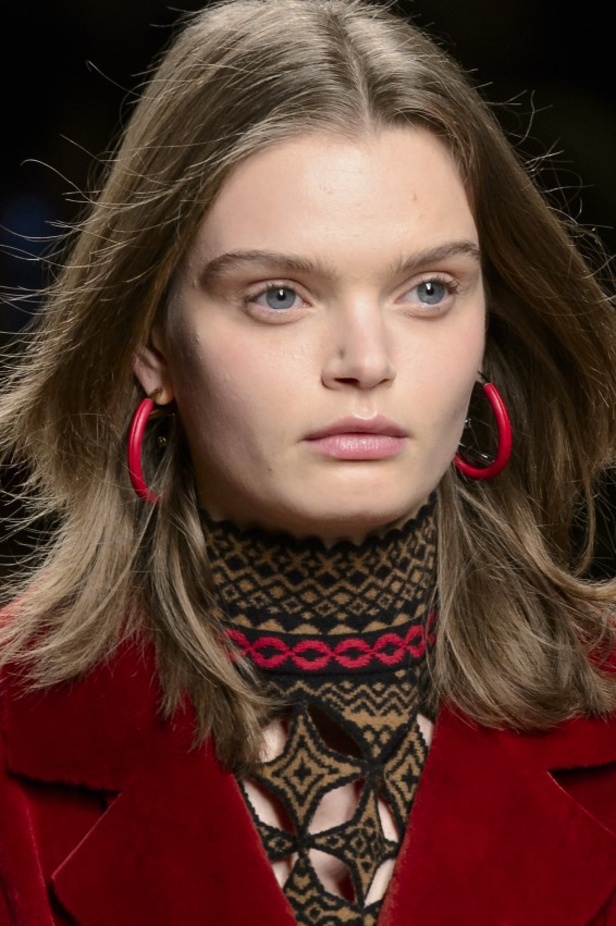 ازياء مزينة بالفرو الفاخر والزهور تسيطر على مجموعة fendi لخريف وشتاء 2018