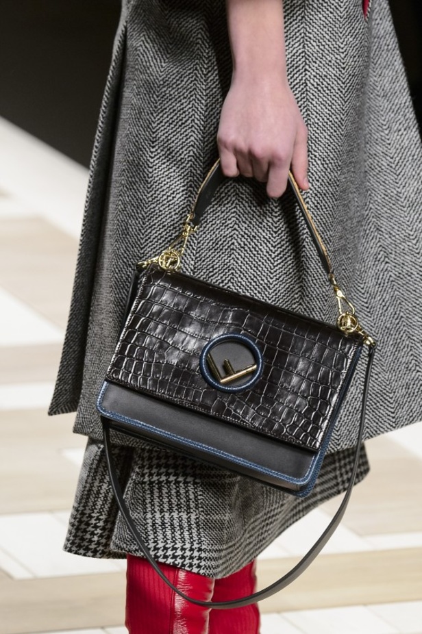 ازياء مزينة بالفرو الفاخر والزهور تسيطر على مجموعة fendi لخريف وشتاء 2018