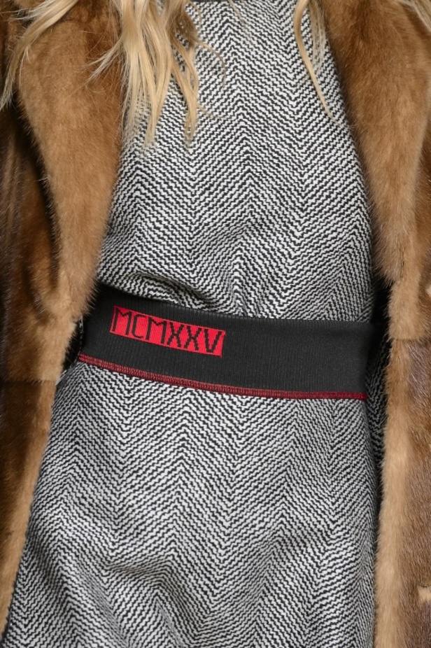 ازياء مزينة بالفرو الفاخر والزهور تسيطر على مجموعة fendi لخريف وشتاء 2018