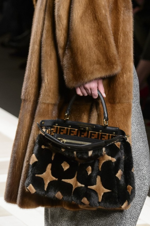 ازياء مزينة بالفرو الفاخر والزهور تسيطر على مجموعة fendi لخريف وشتاء 2018