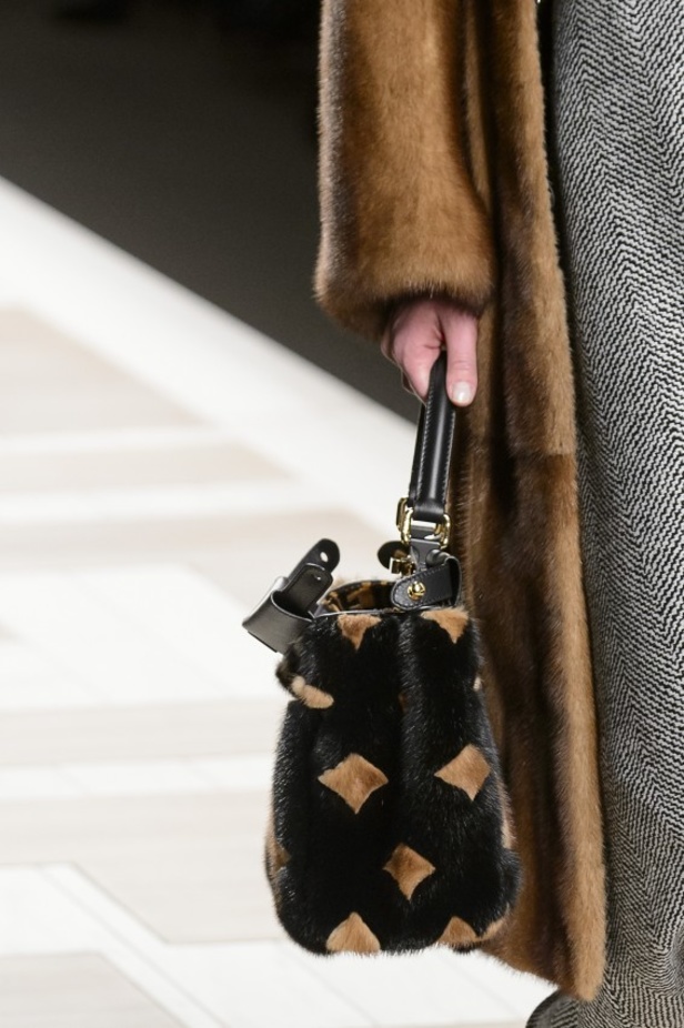 ازياء مزينة بالفرو الفاخر والزهور تسيطر على مجموعة fendi لخريف وشتاء 2018