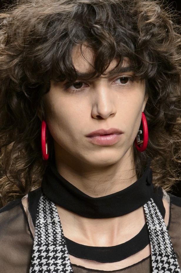 ازياء مزينة بالفرو الفاخر والزهور تسيطر على مجموعة fendi لخريف وشتاء 2018