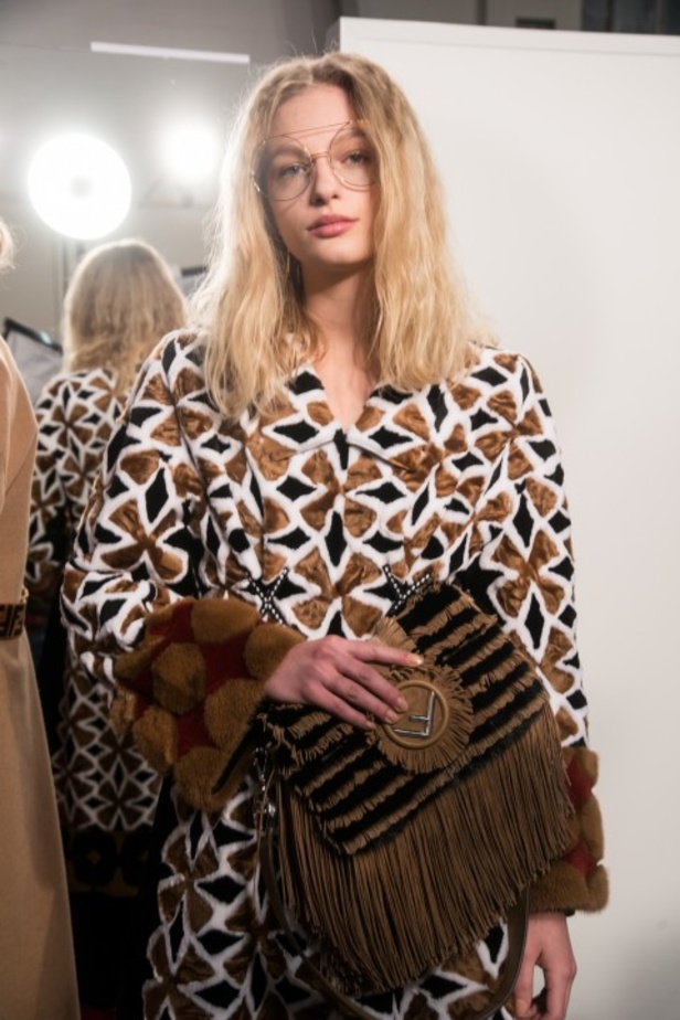 ازياء مزينة بالفرو الفاخر والزهور تسيطر على مجموعة fendi لخريف وشتاء 2018