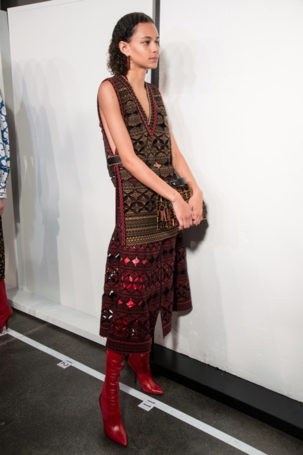 ازياء مزينة بالفرو الفاخر والزهور تسيطر على مجموعة fendi لخريف وشتاء 2018