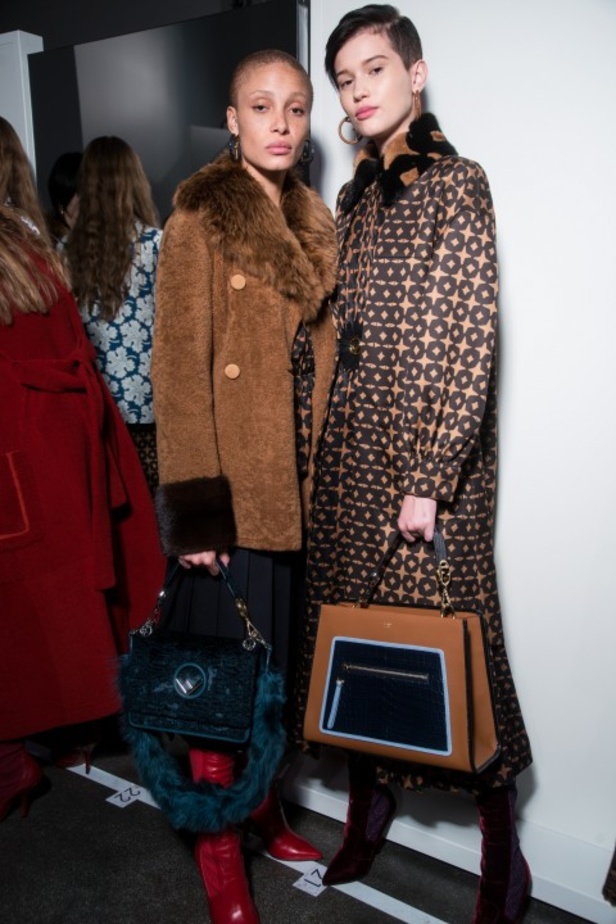 ازياء مزينة بالفرو الفاخر والزهور تسيطر على مجموعة fendi لخريف وشتاء 2018