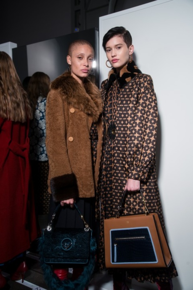 ازياء مزينة بالفرو الفاخر والزهور تسيطر على مجموعة fendi لخريف وشتاء 2018