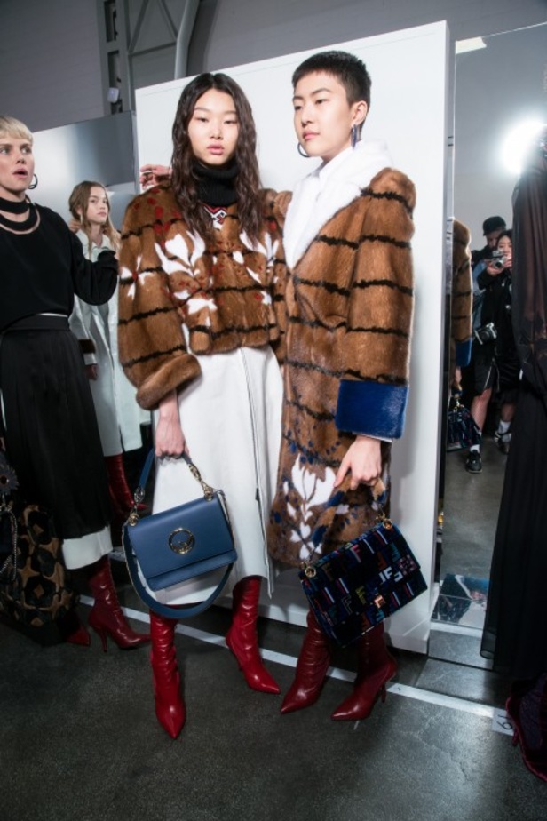 ازياء مزينة بالفرو الفاخر والزهور تسيطر على مجموعة fendi لخريف وشتاء 2018