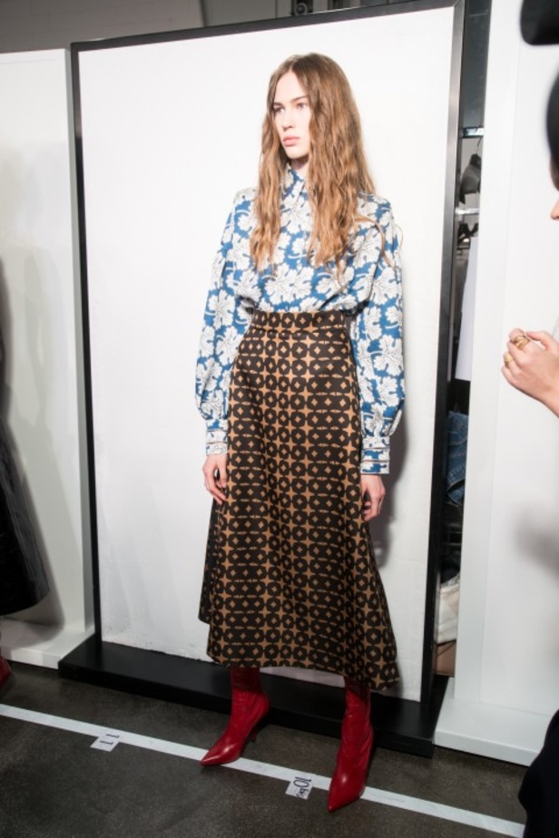 ازياء مزينة بالفرو الفاخر والزهور تسيطر على مجموعة fendi لخريف وشتاء 2018