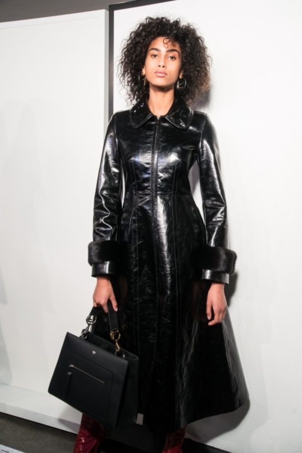 ازياء مزينة بالفرو الفاخر والزهور تسيطر على مجموعة fendi لخريف وشتاء 2018