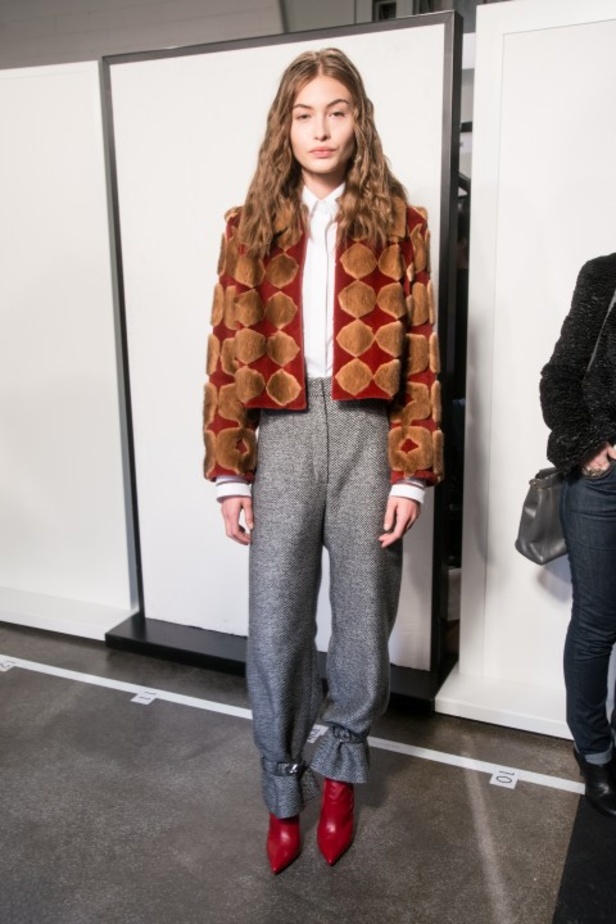 ازياء مزينة بالفرو الفاخر والزهور تسيطر على مجموعة fendi لخريف وشتاء 2018