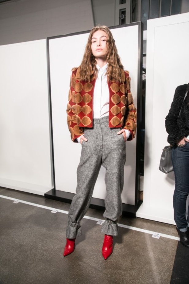 ازياء مزينة بالفرو الفاخر والزهور تسيطر على مجموعة fendi لخريف وشتاء 2018