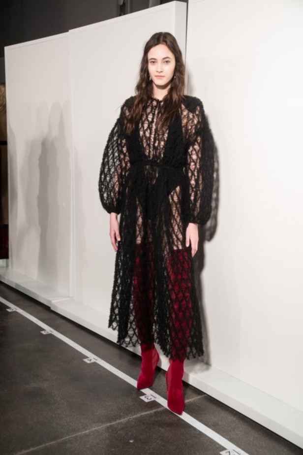 ازياء مزينة بالفرو الفاخر والزهور تسيطر على مجموعة fendi لخريف وشتاء 2018