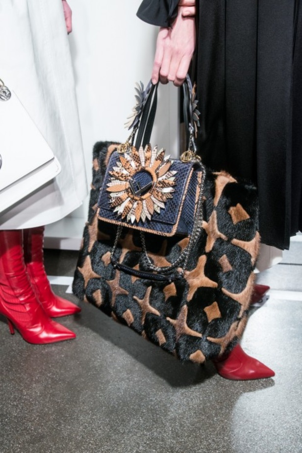 ازياء مزينة بالفرو الفاخر والزهور تسيطر على مجموعة fendi لخريف وشتاء 2018