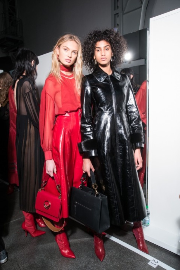 ازياء مزينة بالفرو الفاخر والزهور تسيطر على مجموعة fendi لخريف وشتاء 2018