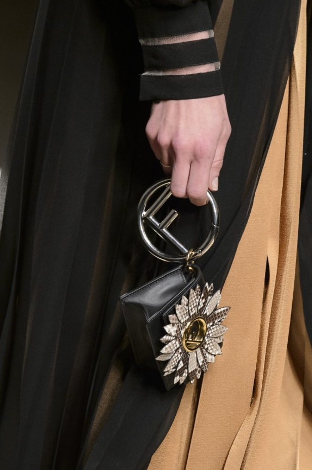 ازياء مزينة بالفرو الفاخر والزهور تسيطر على مجموعة fendi لخريف وشتاء 2018