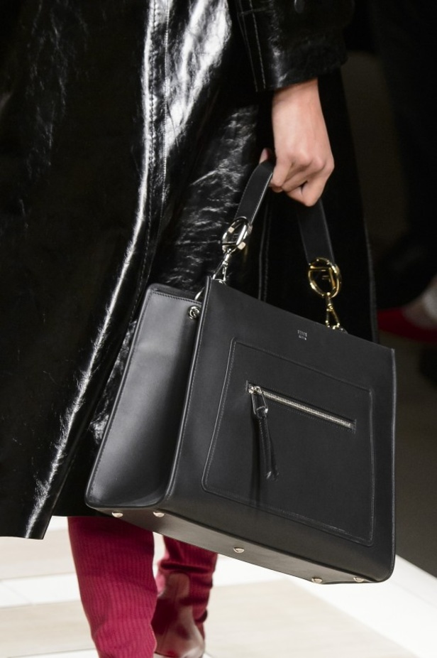 ازياء مزينة بالفرو الفاخر والزهور تسيطر على مجموعة fendi لخريف وشتاء 2018