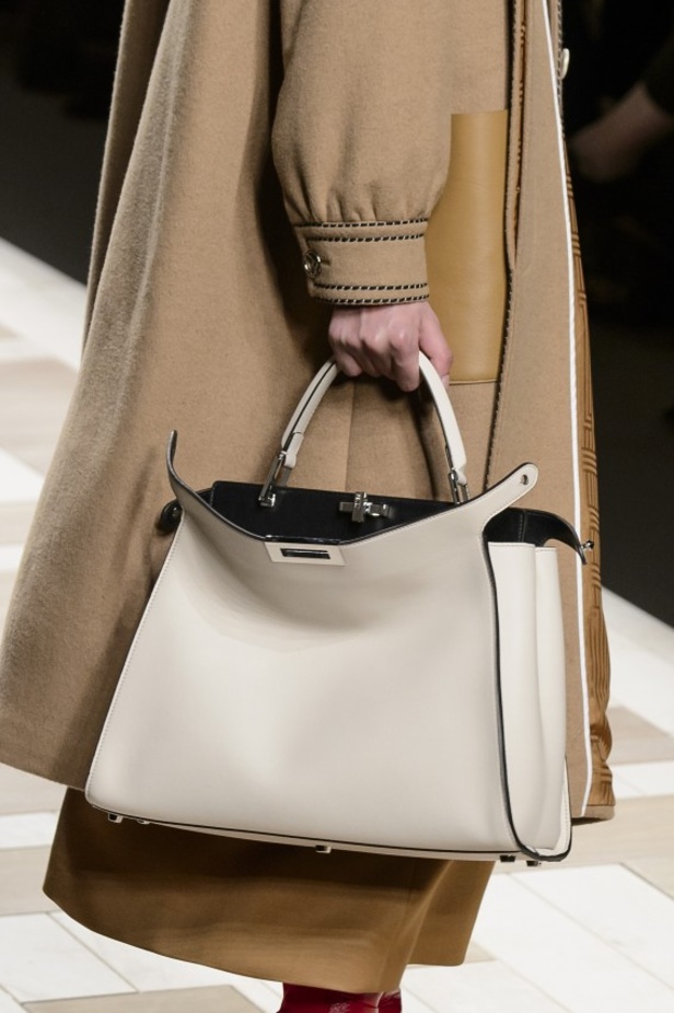 ازياء مزينة بالفرو الفاخر والزهور تسيطر على مجموعة fendi لخريف وشتاء 2018