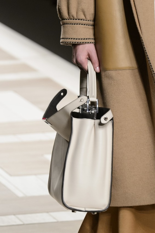 ازياء مزينة بالفرو الفاخر والزهور تسيطر على مجموعة fendi لخريف وشتاء 2018