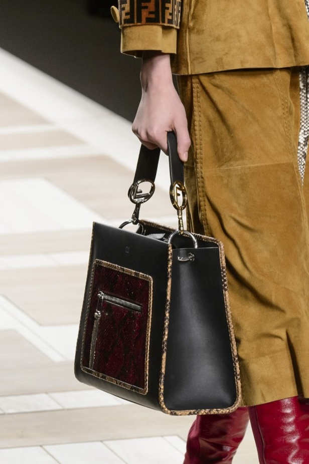 ازياء مزينة بالفرو الفاخر والزهور تسيطر على مجموعة fendi لخريف وشتاء 2018