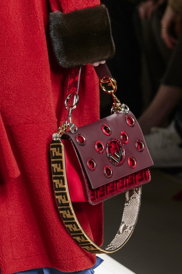 ازياء مزينة بالفرو الفاخر والزهور تسيطر على مجموعة fendi لخريف وشتاء 2018