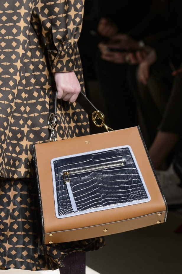 ازياء مزينة بالفرو الفاخر والزهور تسيطر على مجموعة fendi لخريف وشتاء 2018