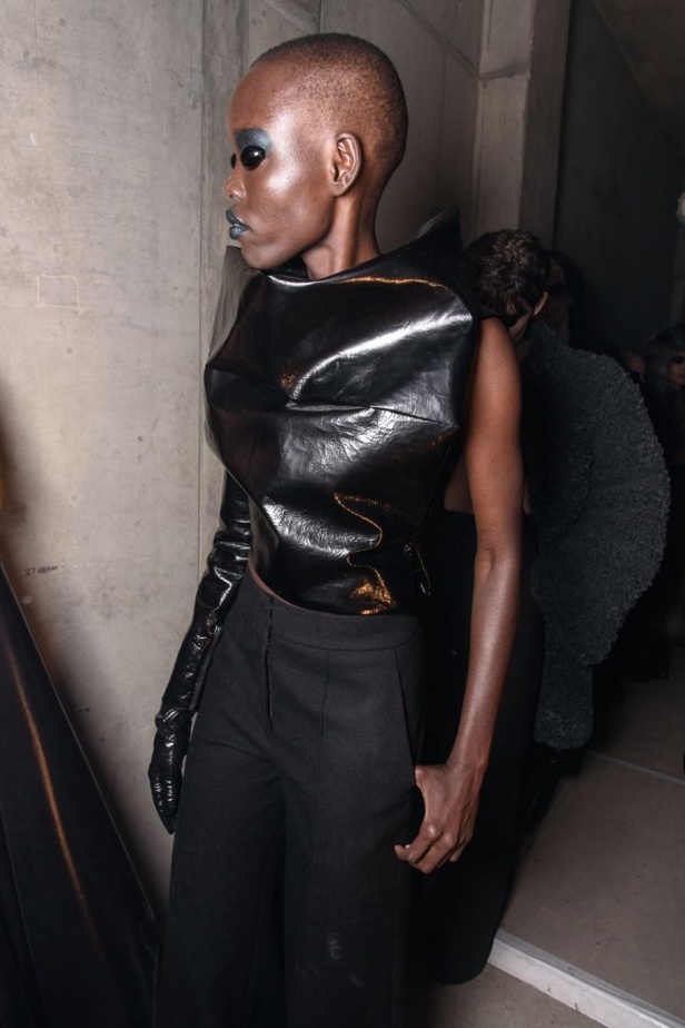 عرض أزياء المصمم Gareth Pugh لخريف وشتاء 2017