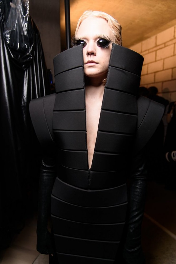 عرض أزياء المصمم Gareth Pugh لخريف وشتاء 2017