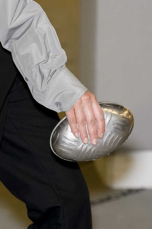 تصاميم مبتكرة من بالنسياغا لخريف وشتاء 2017