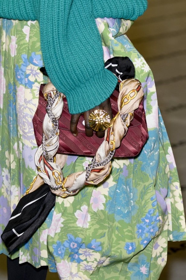 تصاميم مبتكرة من بالنسياغا لخريف وشتاء 2017