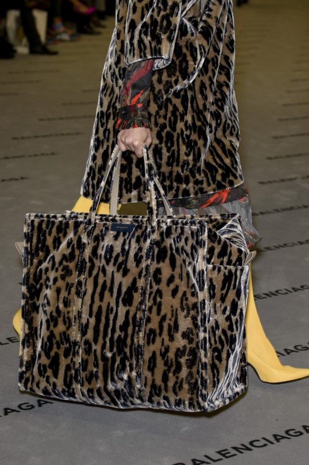 تصاميم مبتكرة من بالنسياغا لخريف وشتاء 2017