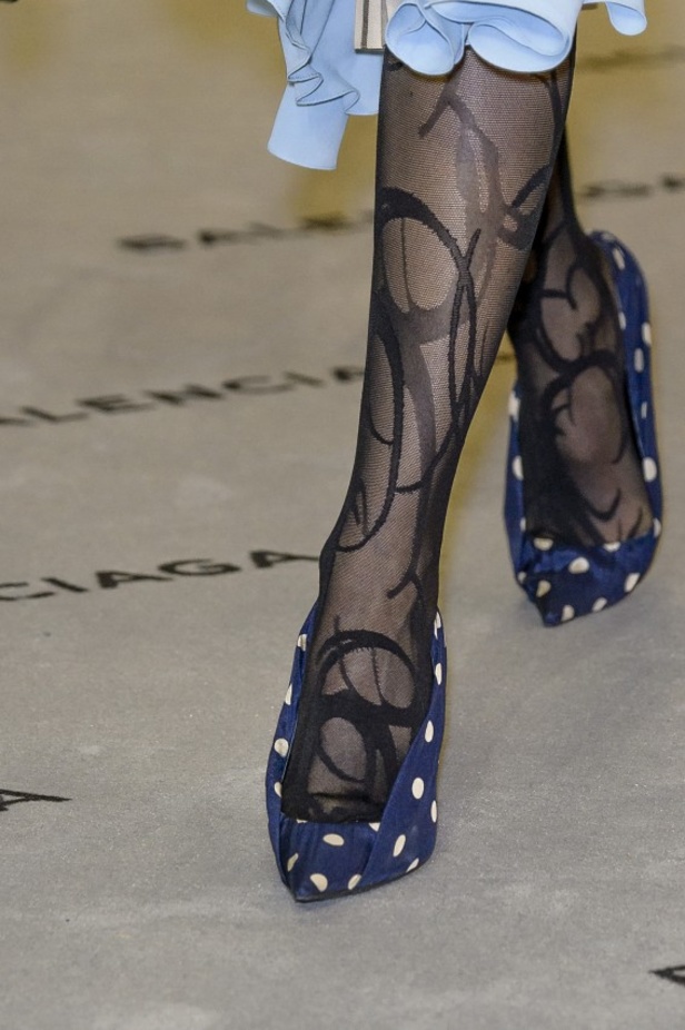 تصاميم مبتكرة من بالنسياغا لخريف وشتاء 2017