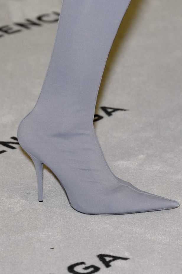 تصاميم مبتكرة من بالنسياغا لخريف وشتاء 2017