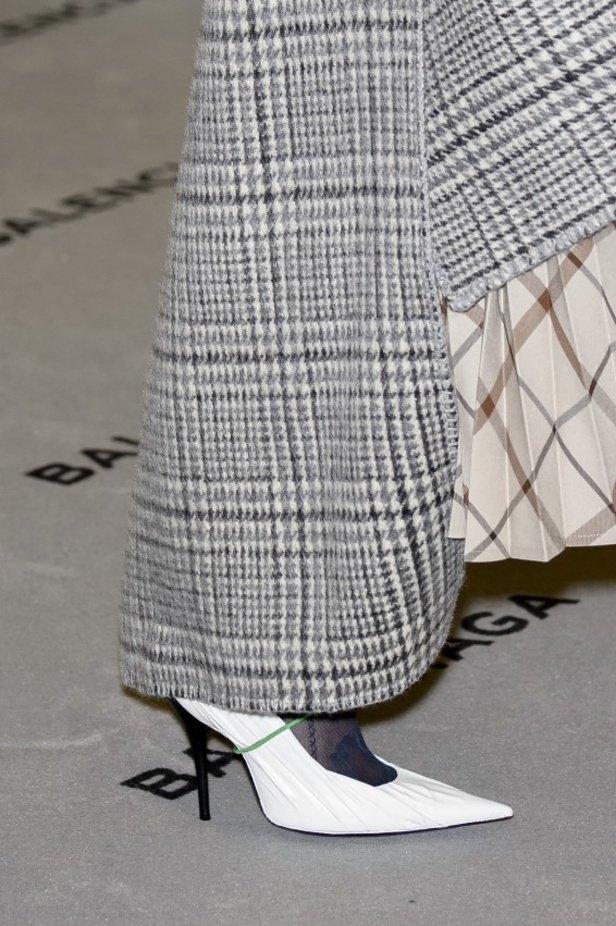 تصاميم مبتكرة من بالنسياغا لخريف وشتاء 2017