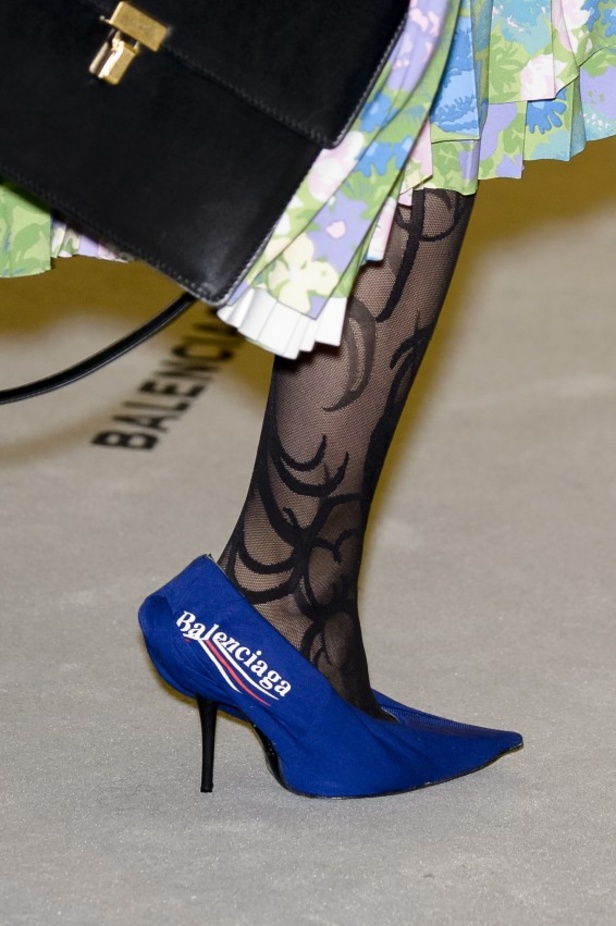 تصاميم مبتكرة من بالنسياغا لخريف وشتاء 2017