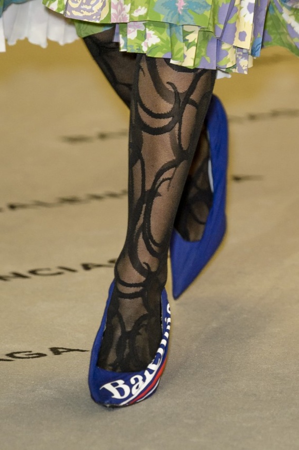 تصاميم مبتكرة من بالنسياغا لخريف وشتاء 2017