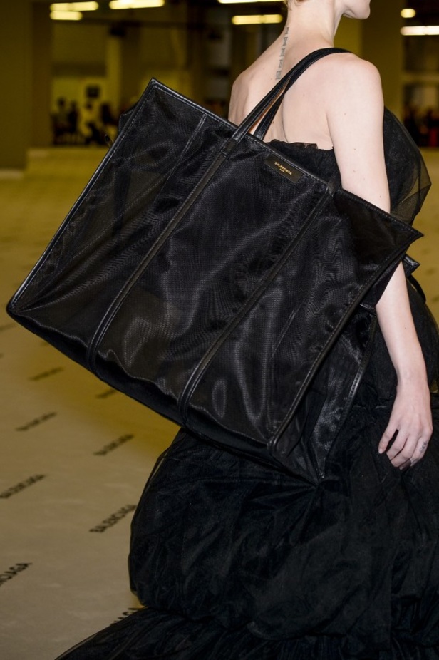 تصاميم مبتكرة من بالنسياغا لخريف وشتاء 2017