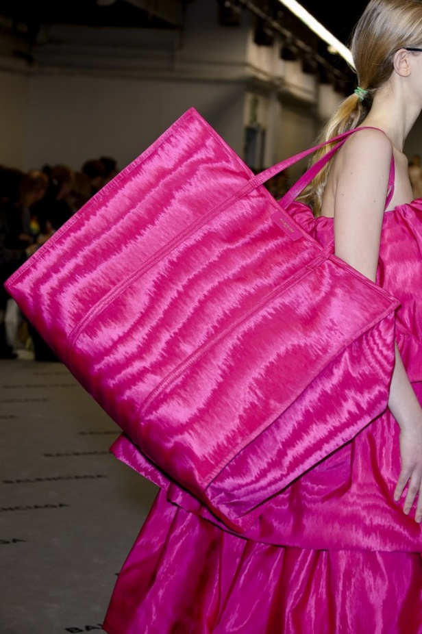 تصاميم مبتكرة من بالنسياغا لخريف وشتاء 2017