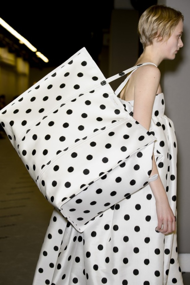 تصاميم مبتكرة من بالنسياغا لخريف وشتاء 2017