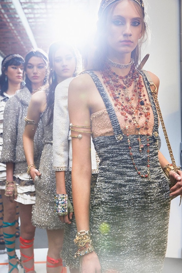 مجموعة شانيل كروز 2018 تعود بنا الى الحضارة اليونانية