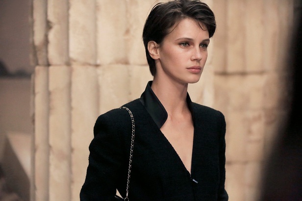 مجموعة شانيل كروز 2018 تعود بنا الى الحضارة اليونانية