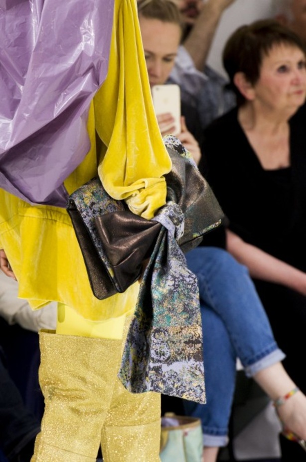 أزياء مبتكرة ضمن مجموعة A.F.VANDEVORST خلال أسبوع الموضة في باريس