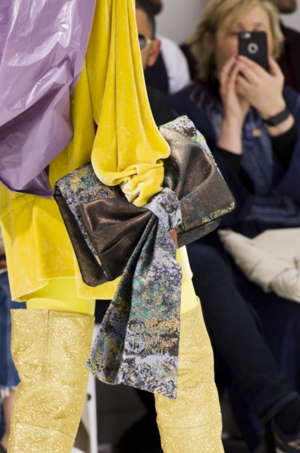 أزياء مبتكرة ضمن مجموعة A.F.VANDEVORST خلال أسبوع الموضة في باريس