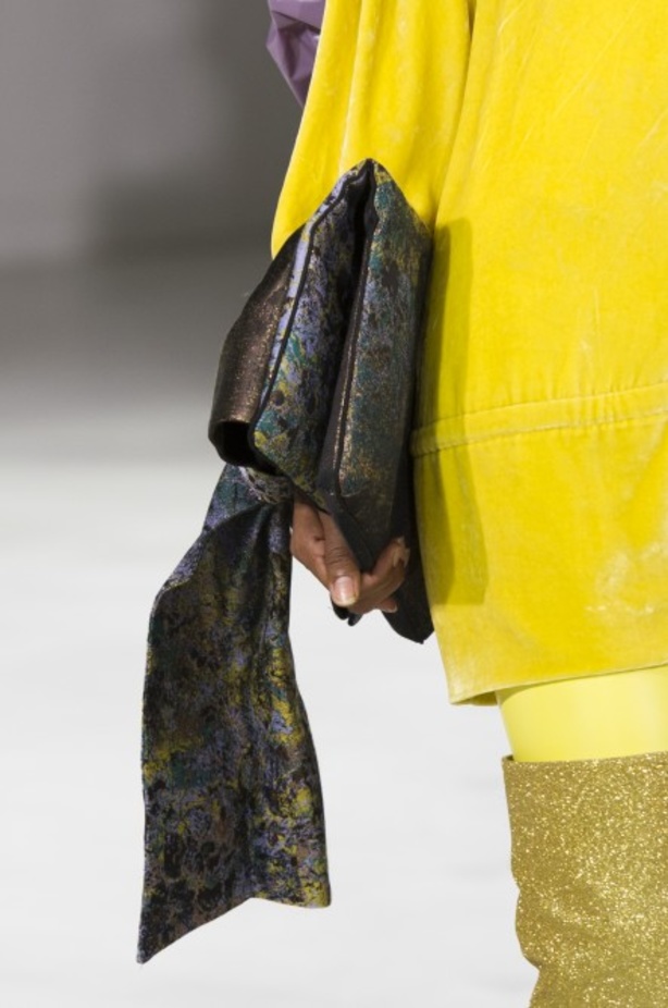 أزياء مبتكرة ضمن مجموعة A.F.VANDEVORST خلال أسبوع الموضة في باريس