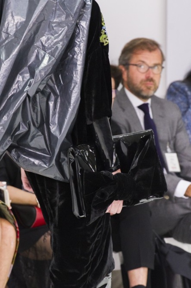 أزياء مبتكرة ضمن مجموعة A.F.VANDEVORST خلال أسبوع الموضة في باريس